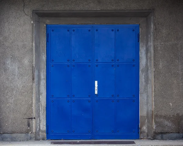 Drzwi metalowe niebieski — Zdjęcie stockowe