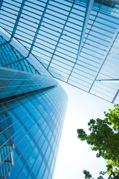 Edificio astratto. parete di vetro blu del grattacielo — Foto Stock