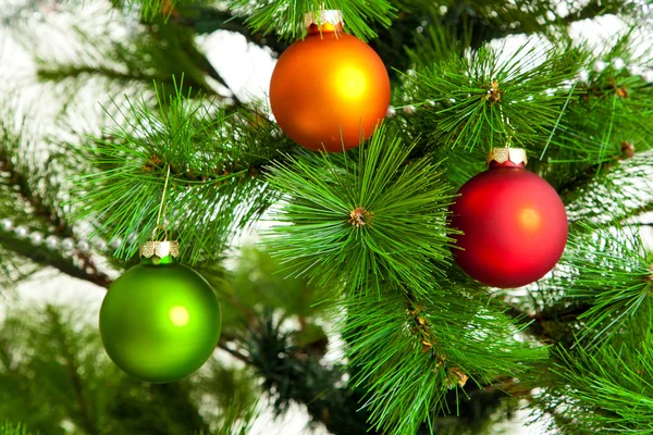 Decorazioni natalizie. Palla di Natale e ramo di abete rosso verde — Foto Stock