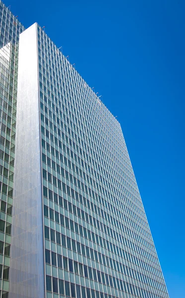Edificio abstracto. pared de cristal azul de rascacielos — Foto de Stock