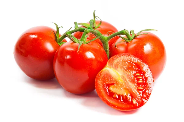 Primer plano de tomates en la vid aislados en blanco. Rama de tomate — Foto de Stock