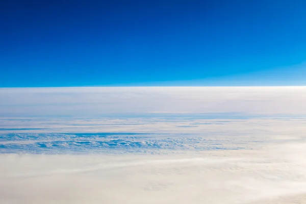 Σύννεφα. θέα από το παράθυρο ενός αεροπλάνου. — Φωτογραφία Αρχείου