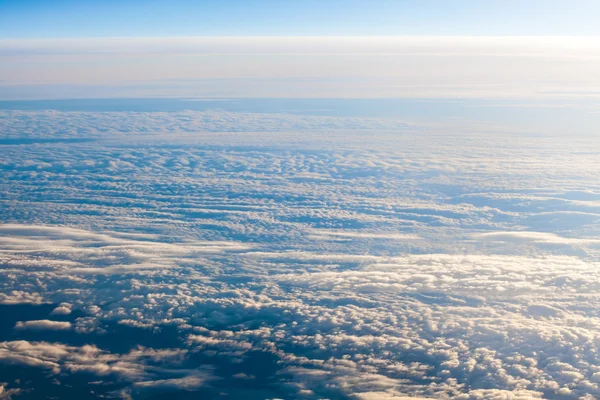 Bulutlar. bir uçağın penceresinden görüntülemek. — Stok fotoğraf