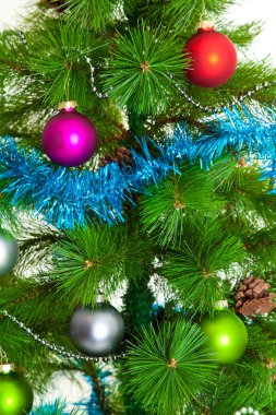 Noel süslemeleri. Noel top ve yeşil çam dalı