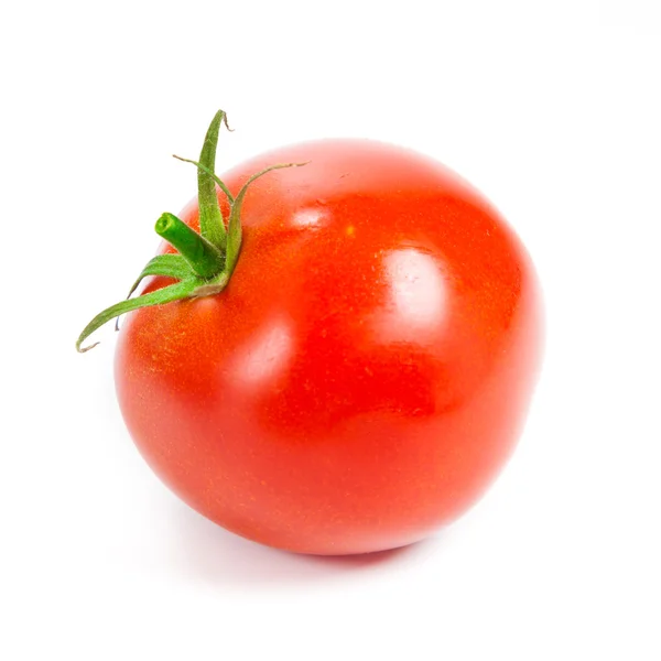 西红柿在白色孤立在葡萄藤上的特写。番茄分公司 — 图库照片
