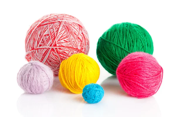 Palline di filo diverse colorate. maglieria di lana su backgrou bianco — Foto Stock