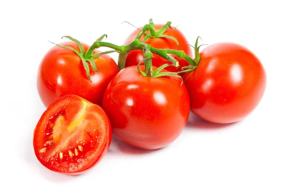 Closeup de tomates na videira isolado em branco . — Fotografia de Stock