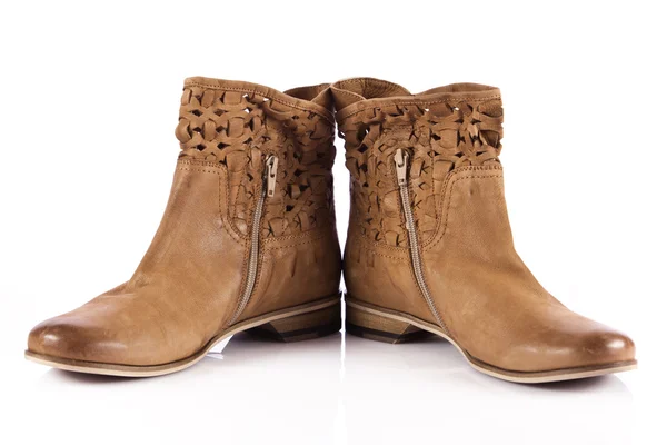 Zapatos de invierno aislados sobre un fondo blanco - botas femeninas —  Fotos de Stock