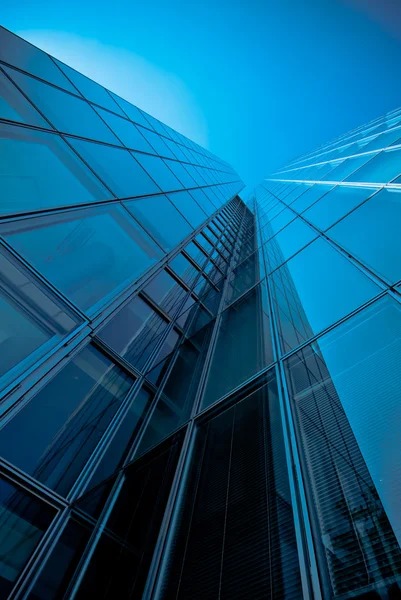 Kantoorgebouwen. moderne glazen gebouw buitenkant — Stockfoto