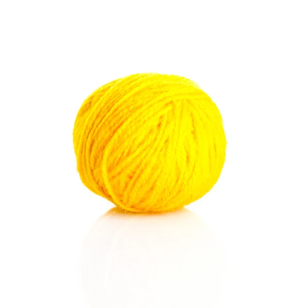 Κίτρινο μαλλί νήματα μπάλα απομονωθεί — Φωτογραφία Αρχείου