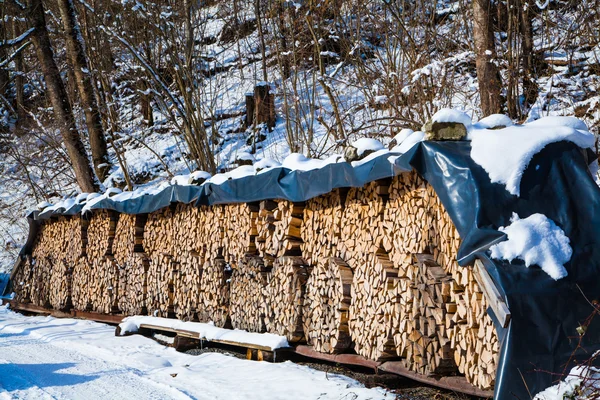 Дрова, сложенные зимой . — стоковое фото