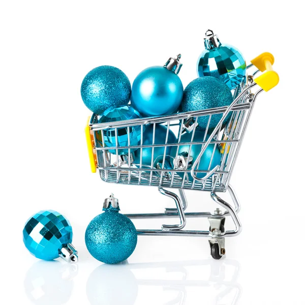 Carro de compras lleno de bolas de Navidad — Foto de Stock