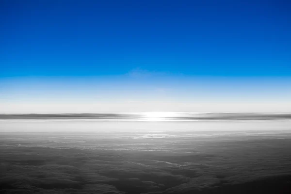 Nuages provenant de la fenêtre de l'avion — Photo