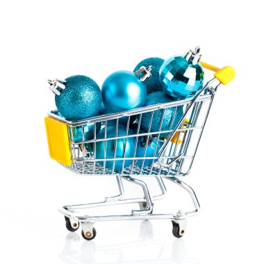 alışveriş sepeti izole Noel topları tam