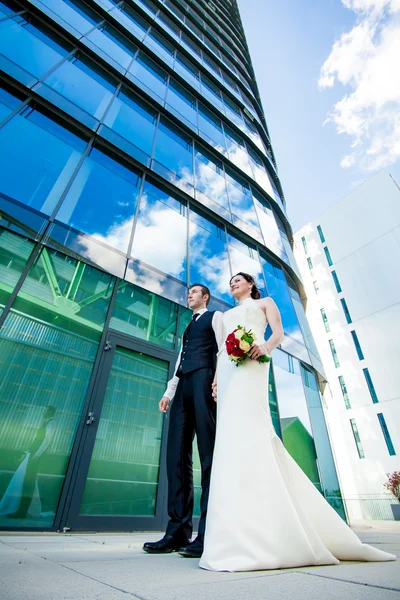 Schönes Hochzeitspaar. junges Hochzeitspaar — Stockfoto