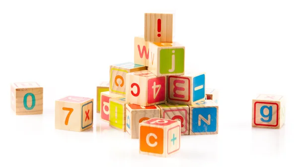 带有字母的木制玩具立方体。木制字母表块. — 图库照片