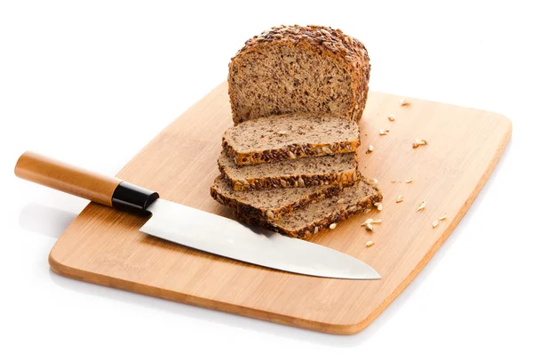 Volkoren brood geïsoleerd op witte achtergrond. — Stockfoto