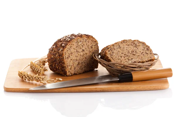 Volkoren brood geïsoleerd op witte achtergrond. — Stockfoto