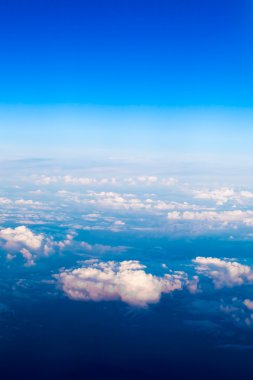 Bir uçağın penceresinden bak.