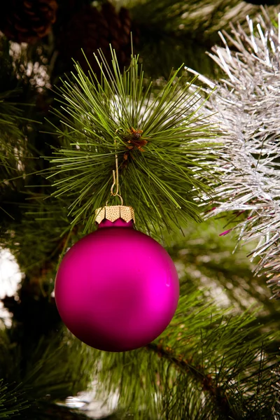 Weihnachtsschmuck hängt am Weihnachtsbaum — Stockfoto