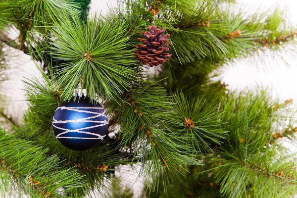 Kerstversiering opknoping op kerstboom — Stockfoto