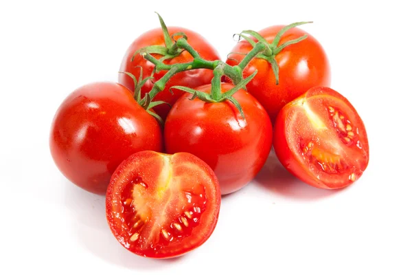 Close-up van tomaten op de wijnstok geïsoleerd op wit. — Stockfoto