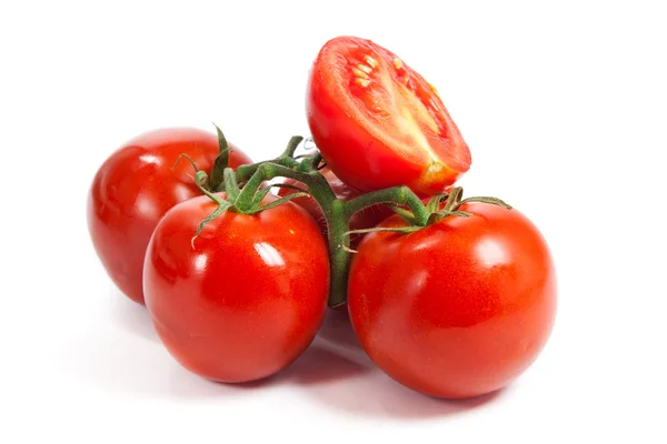 Zbliżenie pomidorów na winorośli na białym tle. — Zdjęcie stockowe