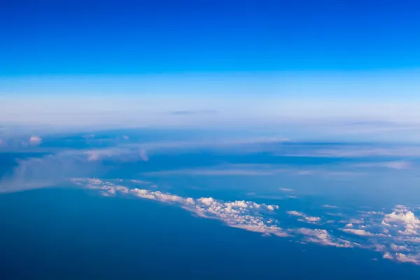 Blick aus dem Fenster eines Flugzeugs. Himmel und Wolken. — Stockfoto