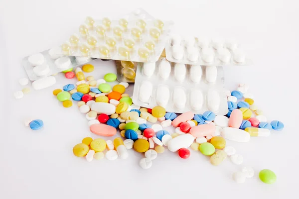 Πολύχρωμα χάπια απομονώνονται σε λευκό — Φωτογραφία Αρχείου