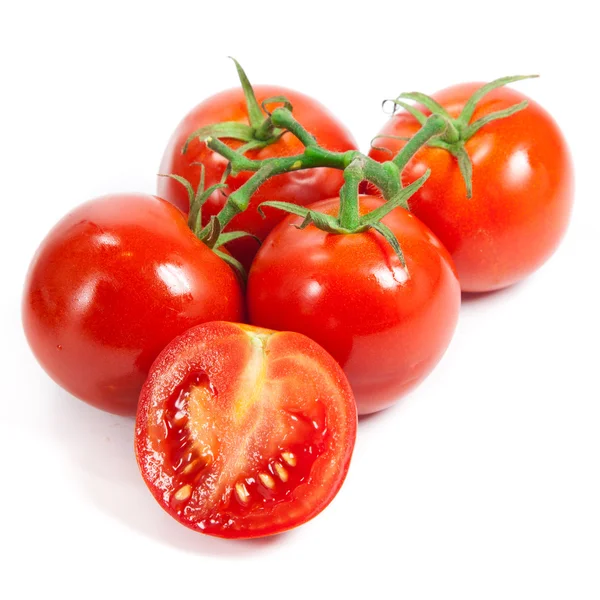 Closeup de tomates na videira isolado em branco . — Fotografia de Stock