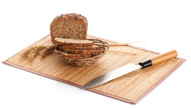 Beyaz arkaplanda tam tahıllı ekmek.