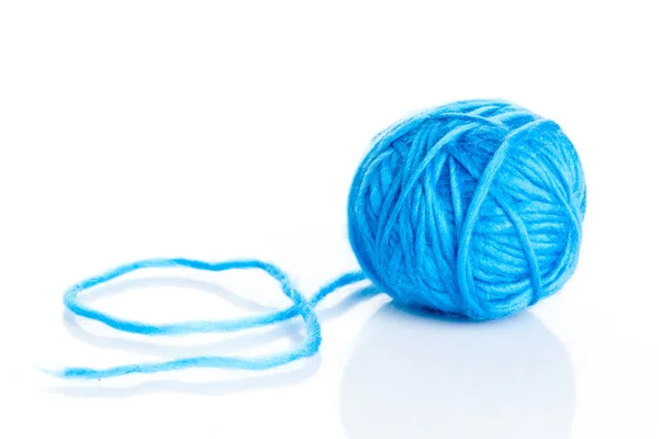 Голубая шерстяная пряжа мяч изолирован на белом — стоковое фото