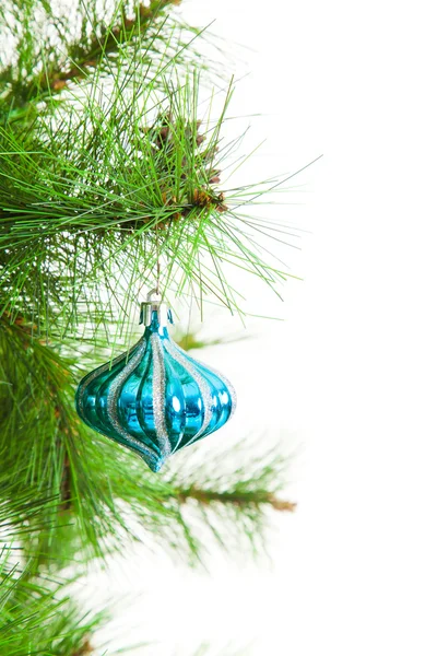 Bola de Navidad y abeto — Foto de Stock