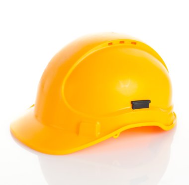 beyaz zemin üzerine sarı güvenlik kask. w izole zor şapka