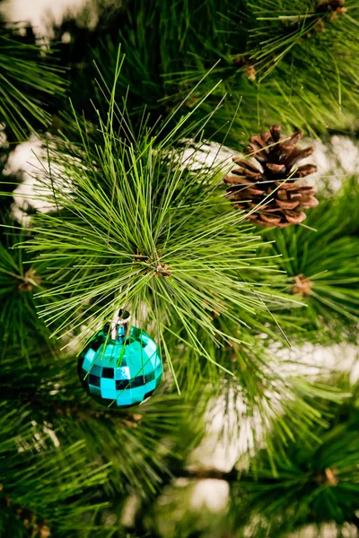 圣诞装饰品挂在圣诞树上 — 图库照片