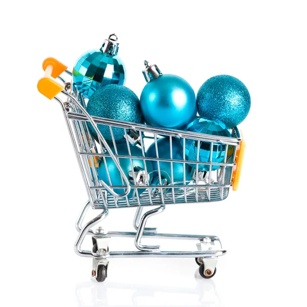 Carro de compras lleno de bolas de Navidad aislado en el fondo blanco — Foto de Stock