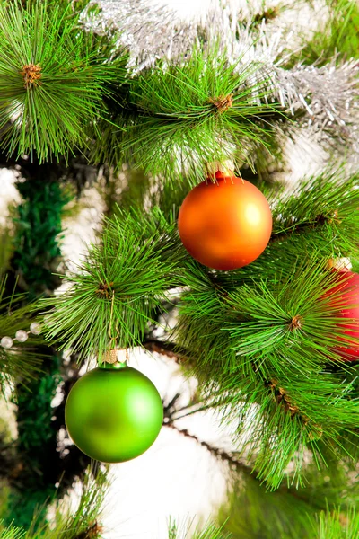 Décorations de Noël suspendues sur l'arbre de Noël — Photo