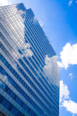 soyut bir bina. gökdelenin mavi cam duvar