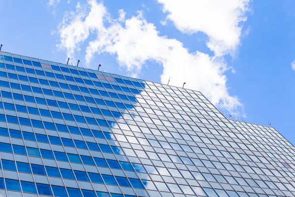 Abstracte gebouw. blauwe glazen wand van wolkenkrabber — Stockfoto