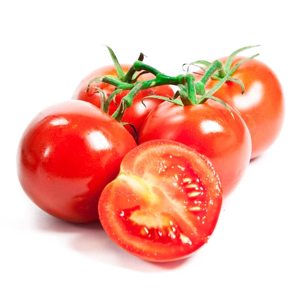 Close-up van tomaten op de wijnstok geïsoleerd op wit — Stockfoto