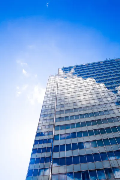 Abstracte gebouw. blauwe glazen wand van wolkenkrabber — Stockfoto