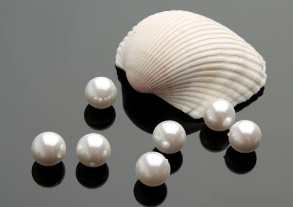 Seashell con perle su sfondo nero — Foto Stock