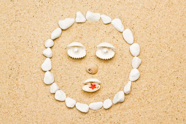 Sonrisa de conchas en la arena. sonrisa divertida — Foto de Stock