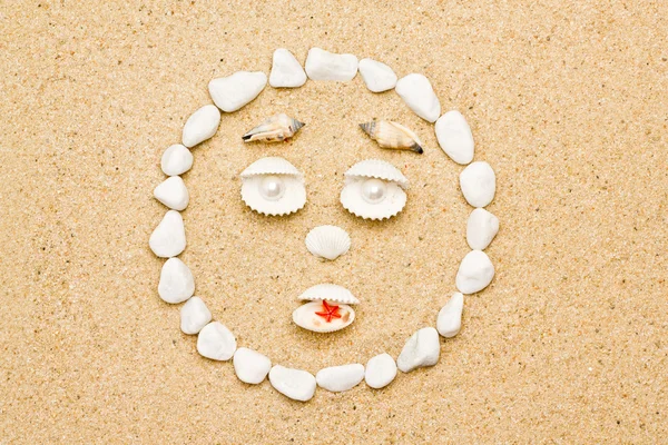 Uśmiech pocisków na piasku. zabawny uśmiech — Zdjęcie stockowe
