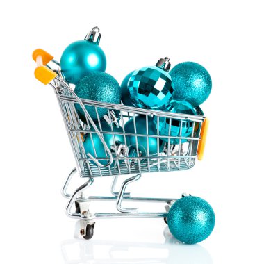 alışveriş sepeti izole Noel topları tam