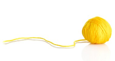 Beyaz arka plan üzerinde izole sarı yün iplik topu
