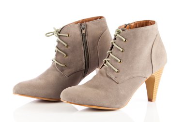 Beyaz arka planda kadın ayakkabıları