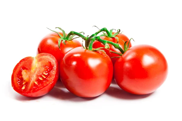 Close-up van tomaten op de wijnstok geïsoleerd op wit — Stockfoto