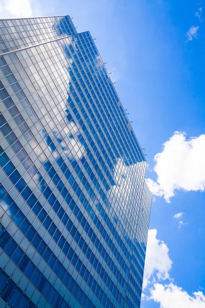 Αφηρημένη κτίριο. μπλε γυάλινο τοίχο ουρανοξύστη — Φωτογραφία Αρχείου