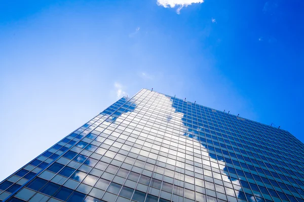 Abstracte gebouw. blauwe glazen wand van wolkenkrabber — Stockfoto